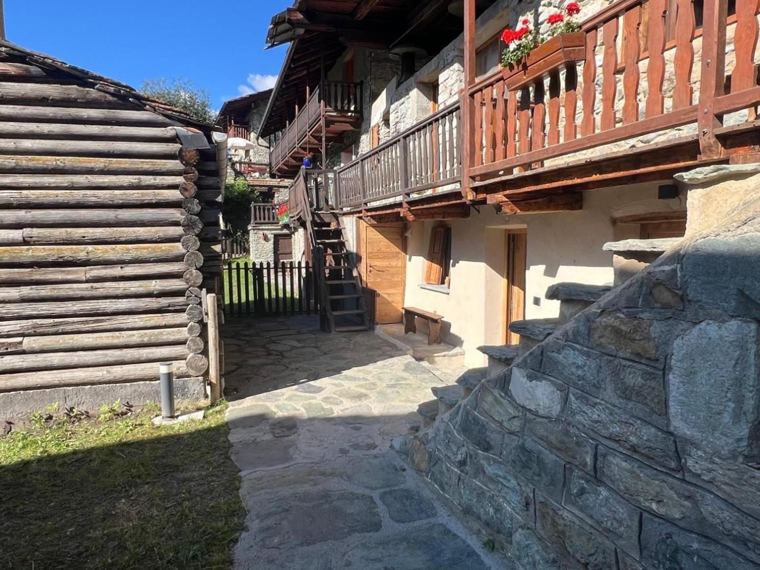 Joivy Modern Family Chalet With Stunning Mountain Views Champoluc Extérieur photo