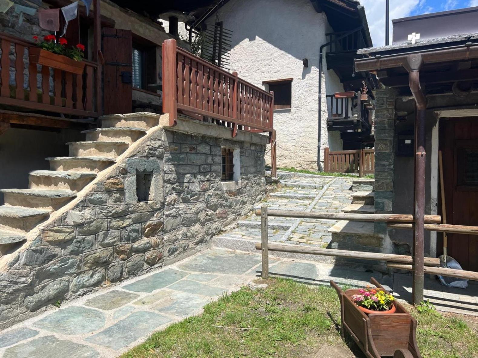 Joivy Modern Family Chalet With Stunning Mountain Views Champoluc Extérieur photo